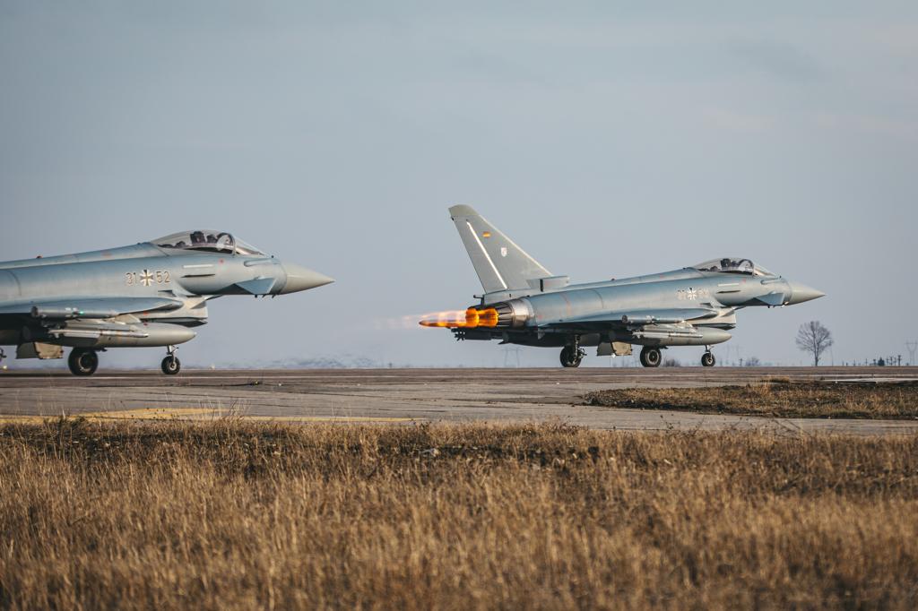 Team_Luftwaffe's tweet photo. Ziua Marii Uniri - Der Tag der Großen Union. Zum 🇷🇴 Nationalfeiertag nimmt unser 🇩🇪#Eurofighter-Kontingent zusammen mit weiteren internationalen Partnern an den Feierlichkeiten in Bukarest  &amp; Konstanta teil.  #WeAreNATO #StrongerTogether https://t.co/1l5SrfRmoq