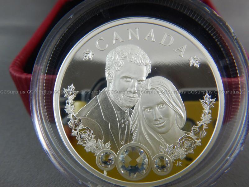 🪙Collectible coin🪙 This limited edition coin commemorates the royal wedding of Prince Harry and Meghan Markle. It features their engagement portrait with symbolic designs and 3 Swarovski crystals. Make it yours by placing your bid on #GCSurplus. gcsurplus.ca/mn-eng.cfm?snc…