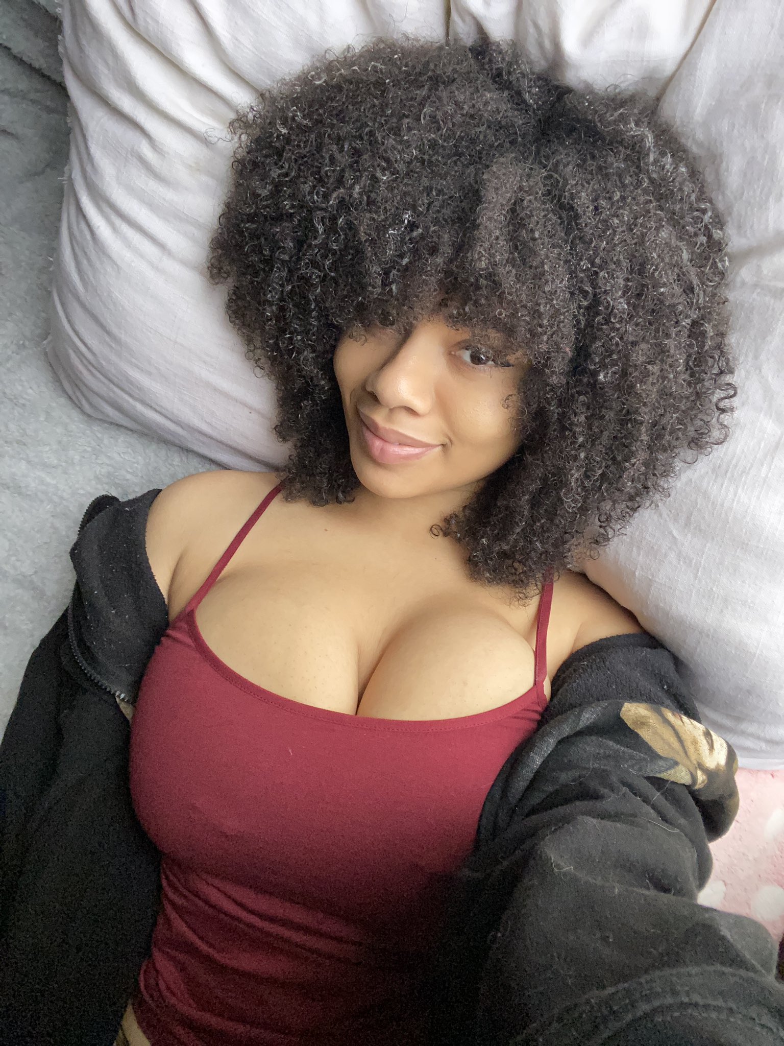 1 pic. Showing off ♥️ https://t.co/D2YqJnEDzn