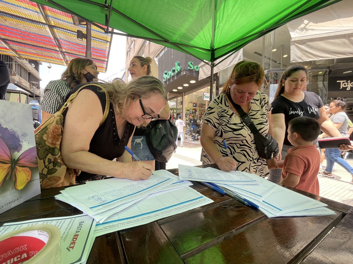 BancariaTucuman's tweet photo. Hoy cientos de tucumanos y tucumanas se sumaron con su firma en contra de los abusos de EDET.

Acercate a nuestros stands y sumate a esta campaña, impulsada por el diputado @cisneros_tuc, en defensa de nuestros derechos como consumidores de este servicio deplorable. #ChauEDET https://t.co/zyp8Y91Xgz