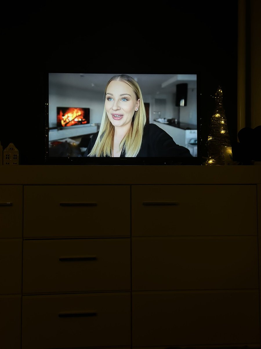 hailsunsets's tweet image. czas start z #vlogmas oczywiście z królową vlogmasow 🎄❤️