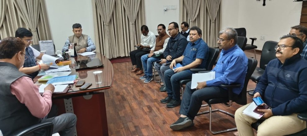 AvinashPurnea's tweet photo. #PurneaAirport के लिए आज निदेशक, भारतीय विमानपत्तन प्राधिकरण के द्वारा जिला प्रशासन की विडियो कॉन्फ्रेंस के माध्यम से अहम बैठक हुई है।
दिसंबर आते ही शुभ संकेत मिला है।
बांकि जनवरी तो हमारा है ✊💪🏻
@JM_Scindia 
@MPSantoshPurnea 
@MithilaStudent
@dmpurnea 
@PurneaMsu https://t.co/17OdII4EaC