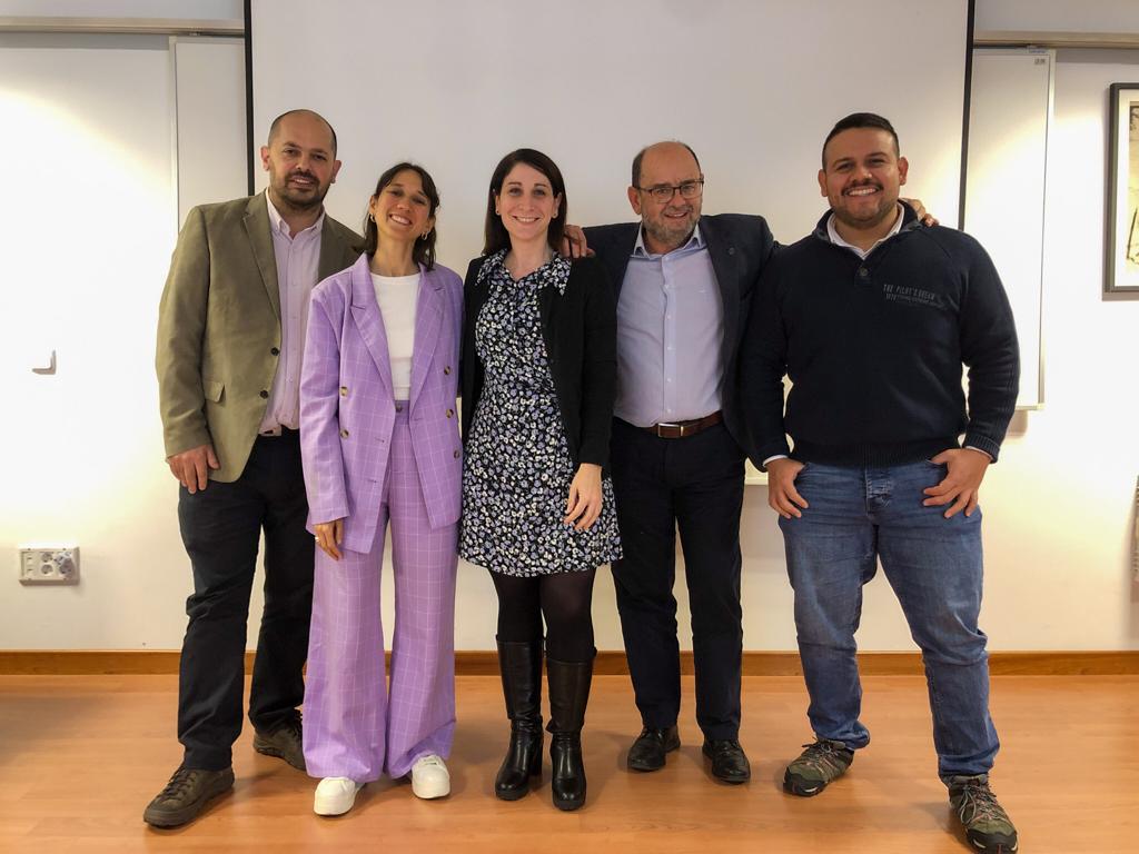 ¡Muchas felicitaciones Doctora Valentina Ronqui! <a href="/ValenRonqui/">Valentina Ronqui</a> A festejar y a seguir tomando decisiones arriesgadas, aprendiendo mucho y construyendo comunidades