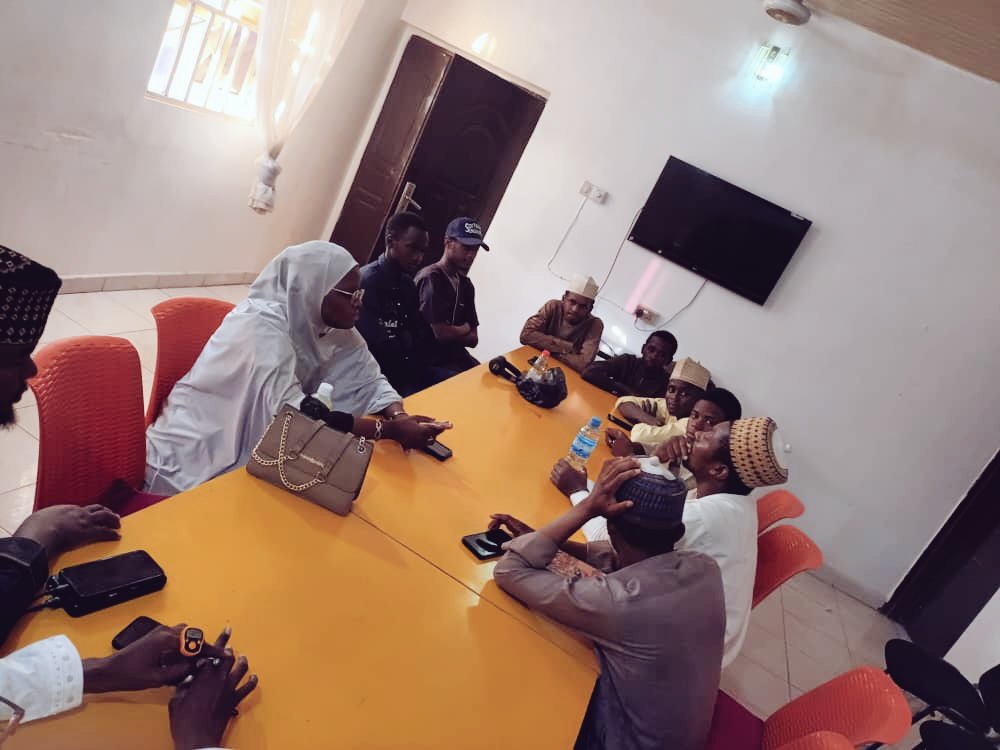 tekx_ng's tweet photo. A beautiful way to start the weekend, is to thrash out things that demonise our personal and collective progress. 

Grow together, Fight together and Win together!!!

#TechiesEvening 
#55DaysOfGrowth - day 29 https://t.co/9QXDx3IgX4