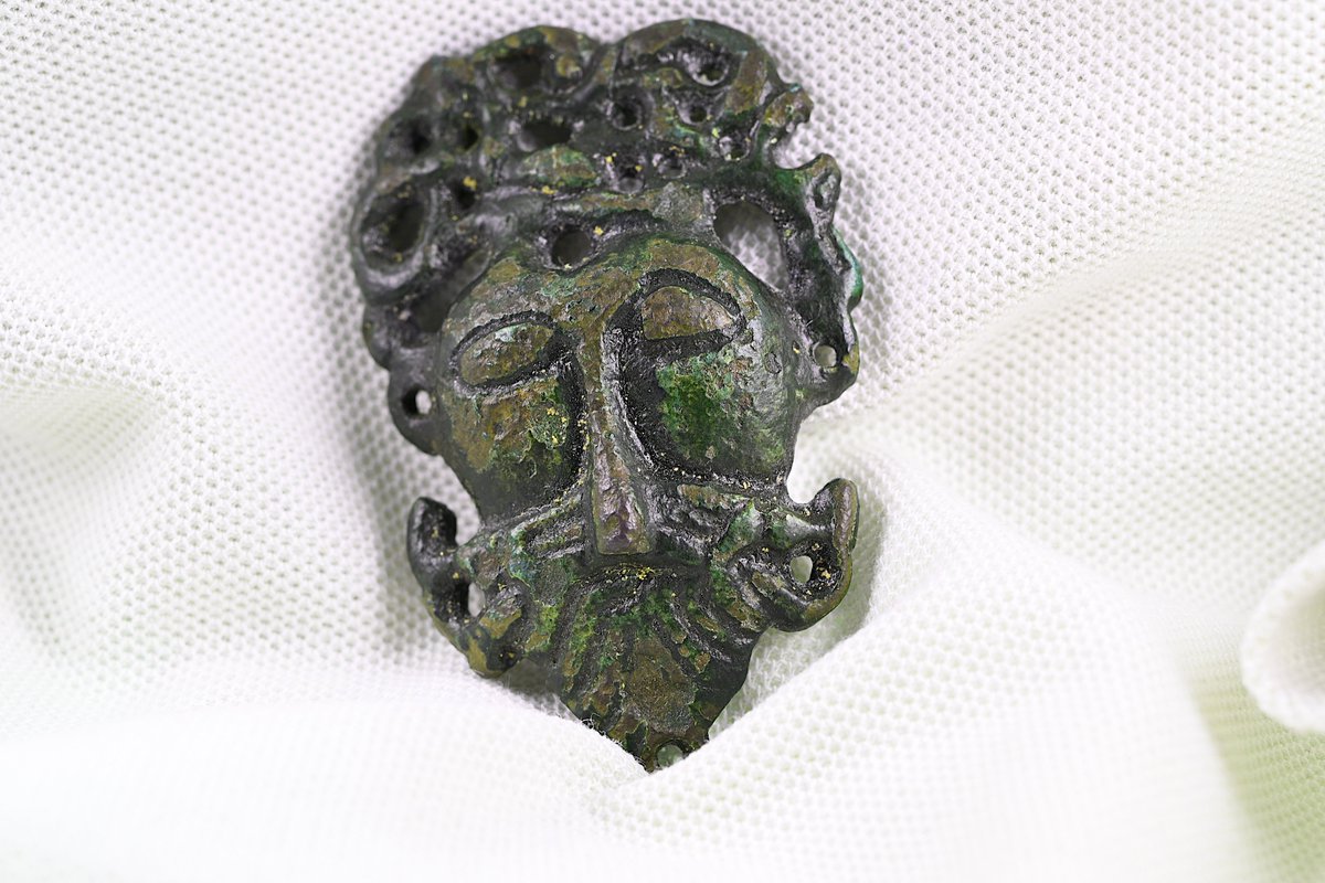 A haunting 11th century Anglo-Scandinavian 'Urnes style' mount, featuring stylized human face with a beard & wild hair... There's a suggested a connection with horse equipment & possibly face-mask mounts on a Danish harness-bow. Fabulous & rare Co. Durham find! full record 👇