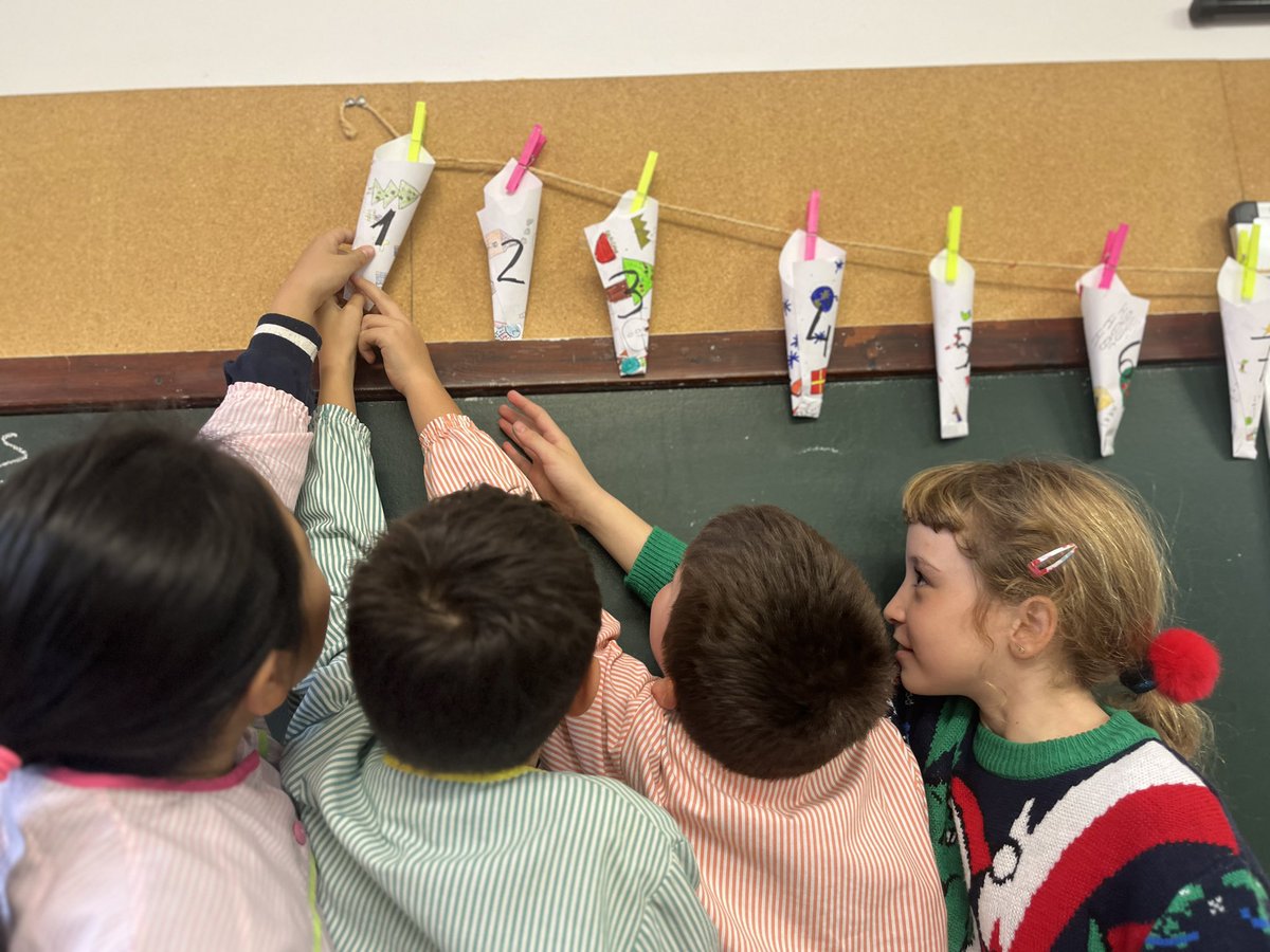 vedrunatorello's tweet photo. Encetem el compte enrere pel Nadal amb els nostres calendaris d’advent i amb un arbre ben arrelat ple de petjades amb bons desitjos pel 2024!
Tant de bo esdevinguin realitat!
💫🌟🎄
#mesmagic https://t.co/JsvbmoGeEb