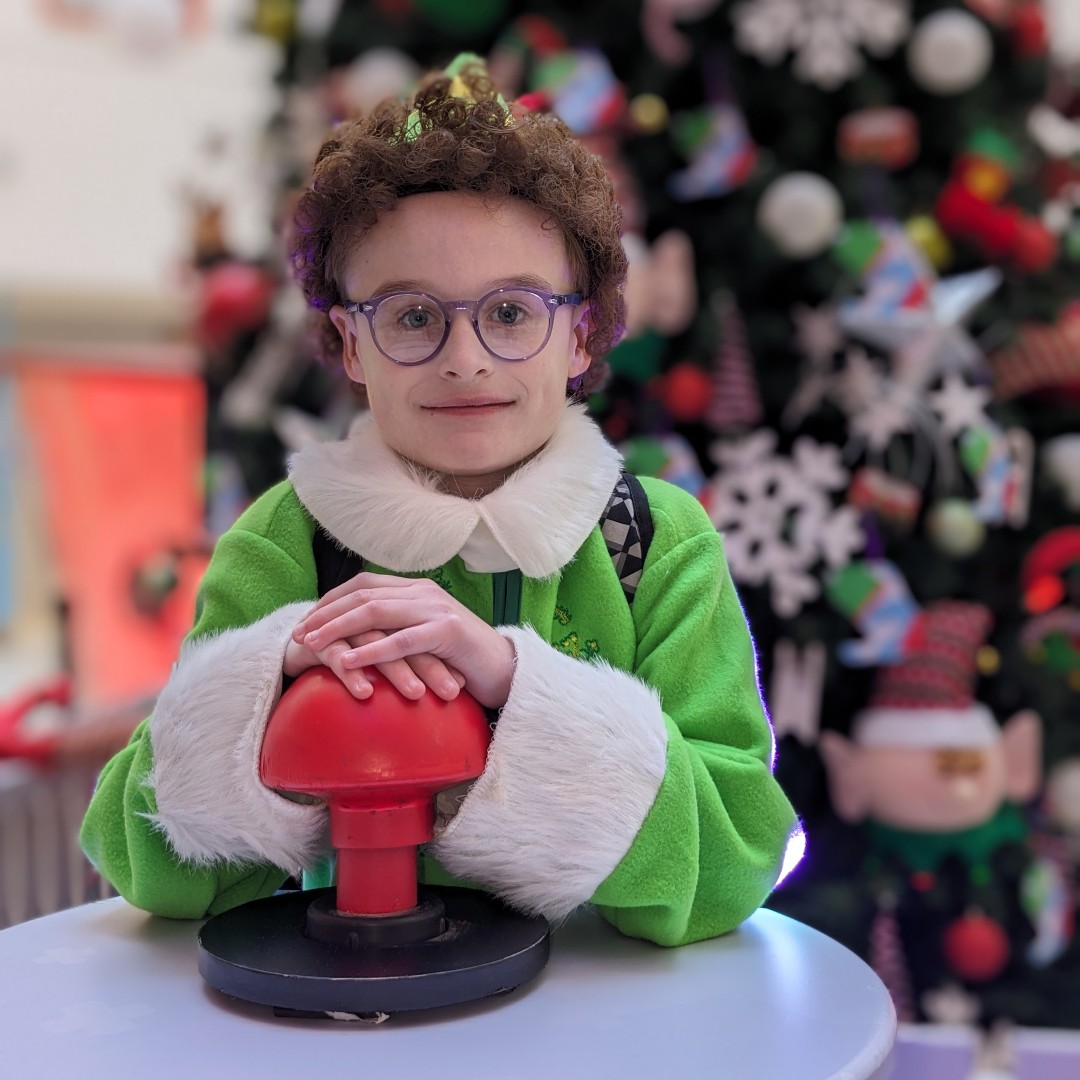 The countdown to Christmas officially started today at the children's hospital today 🎄🎅 Well done to 11-year-old Lucas for switching the Christmas lights on this afternoon! Lucas has designed this year's Charity Christmas Bauble, Santa's Elf-ing Hand ➡️ bit.ly/SANTAS_ELFING_…
