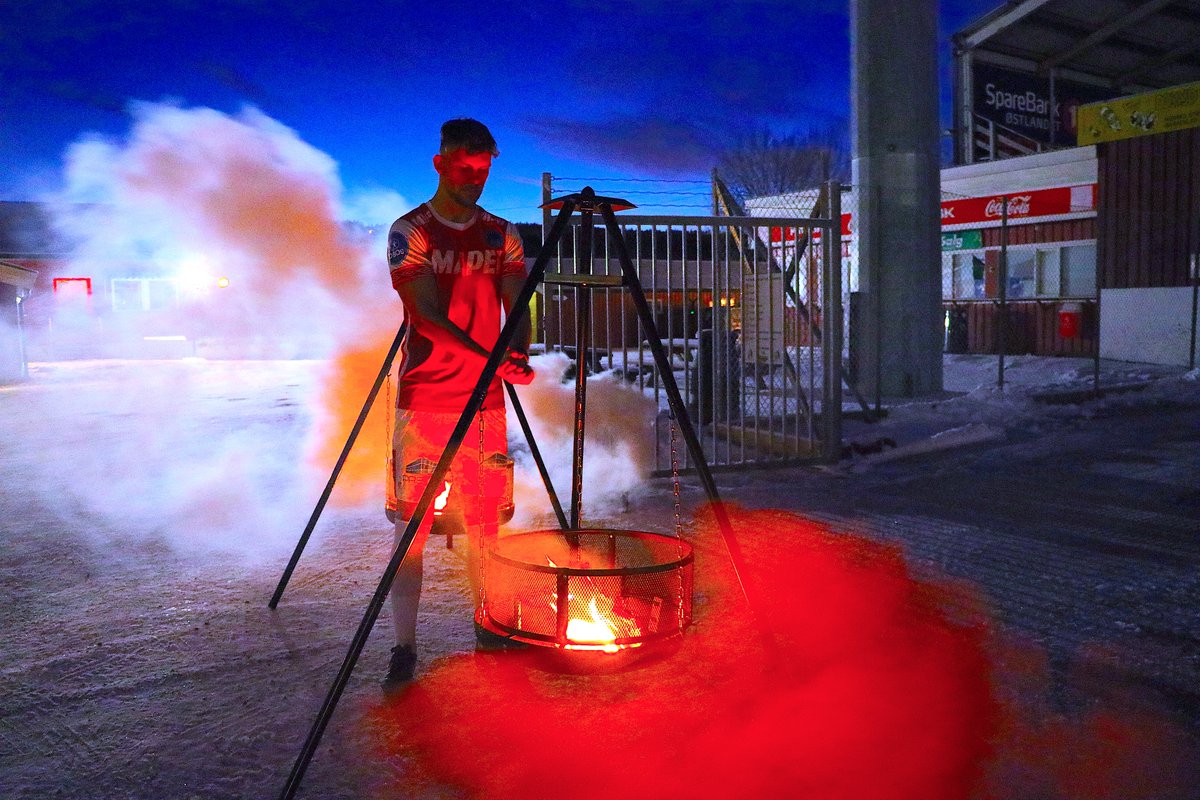 Vi bruker hel ved og fyrer opp bålpanner for publikum på kvalikkampen mot Kristiansund søndag. KIL Toppfotball skal være i fyr og flamme.