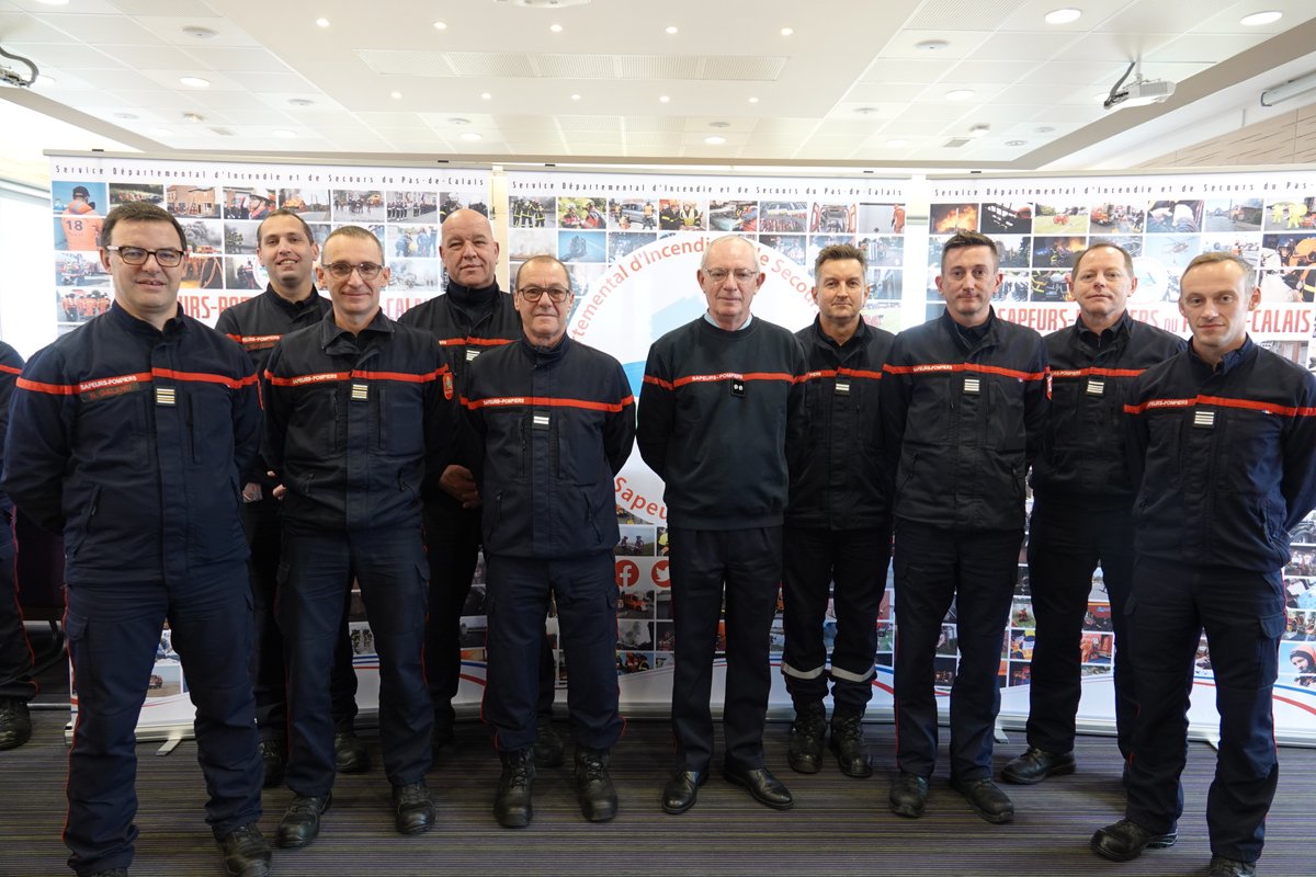 SDIS62's tweet photo. Le Cgl @RIGAUDphil, Directeur Départemental du SDIS  du @pasdecalais62, a procédé aujourd'hui à la remise de galons de Lieutenant-colonel, Commandant et Lieutenant de 2ème classe à neuf sapeurs-pompiers du @SDIS62. 
Félicitations aux personnels promus ! https://t.co/CNlVN4jUlm