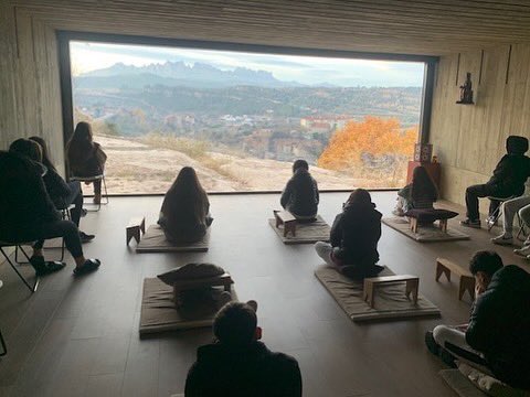 SagratCorDip's tweet image. Aquesta setmana diversos alumnes de 2n de Batxillerat han gaudit dels Tallers d’Interioritat a Manresa, on han fet activitats per connectar amb els altres i amb ells mateixos mitjançant l’expressió corporal i artística i la reflexió. #ProjecteD #fundacioneducativasofiabarat