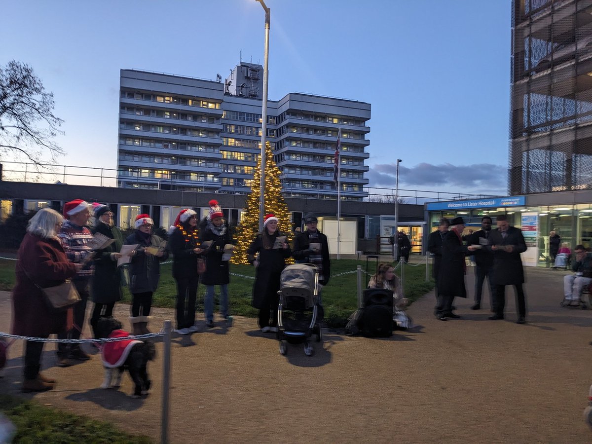 Carols at the Lister Christmas tree lights switch on @enherts 🎶🌲🌟 thank you @ENHHCharity 🙌🏼