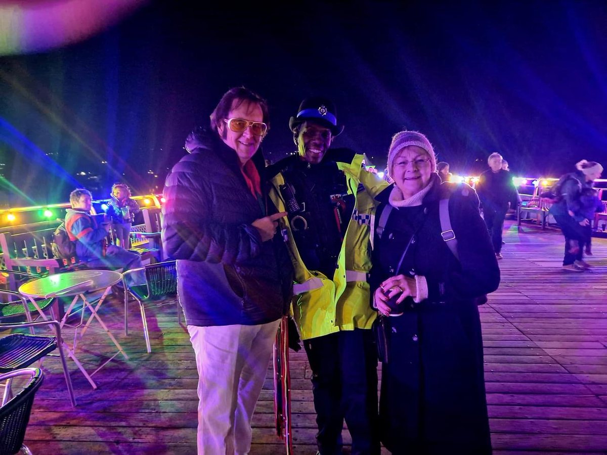 Plaid_Gwynedd's tweet image. 🎄🎅🌟
 "Roedd hi'n fraint cael troi'r golau Nadolig ymlaen ar Pier #Garth #Bangor yn ddiweddar. Ces hwyl garw gydag Elvis a Swyddog Cymunedol yr Heddlu. #Diolch i bawb am drefnu ac am droi allan!" 

Cynghorydd @elinmwj #Glyder Bangor a Maer y Ddinas