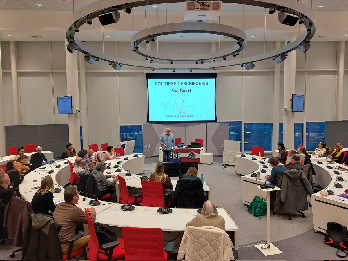 Geen betere plek voor de les van <a href="/CorRevet/">Cor Revet</a> over de historie van de Goudse politiek, dan de Raadszaal. Speciaal voor Goudse ambtenaren.