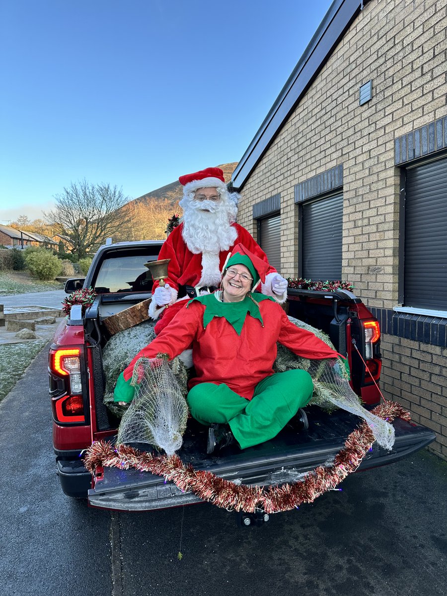 BucktonValePS's tweet image. This morning we had an amazing start to our Christmas festivities. Father Christmas has been to deliver our tree along with the help of a couple of elves! The children all greeted them on the school playground. Thank you to Steve from Intelatech for our Christmas trees ♥️🎄