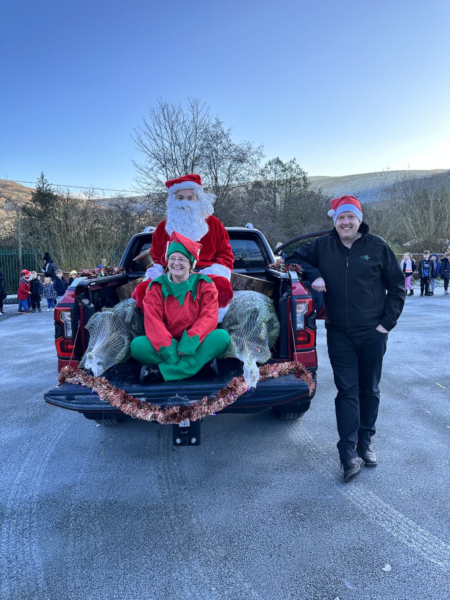 BucktonValePS's tweet image. This morning we had an amazing start to our Christmas festivities. Father Christmas has been to deliver our tree along with the help of a couple of elves! The children all greeted them on the school playground. Thank you to Steve from Intelatech for our Christmas trees ♥️🎄