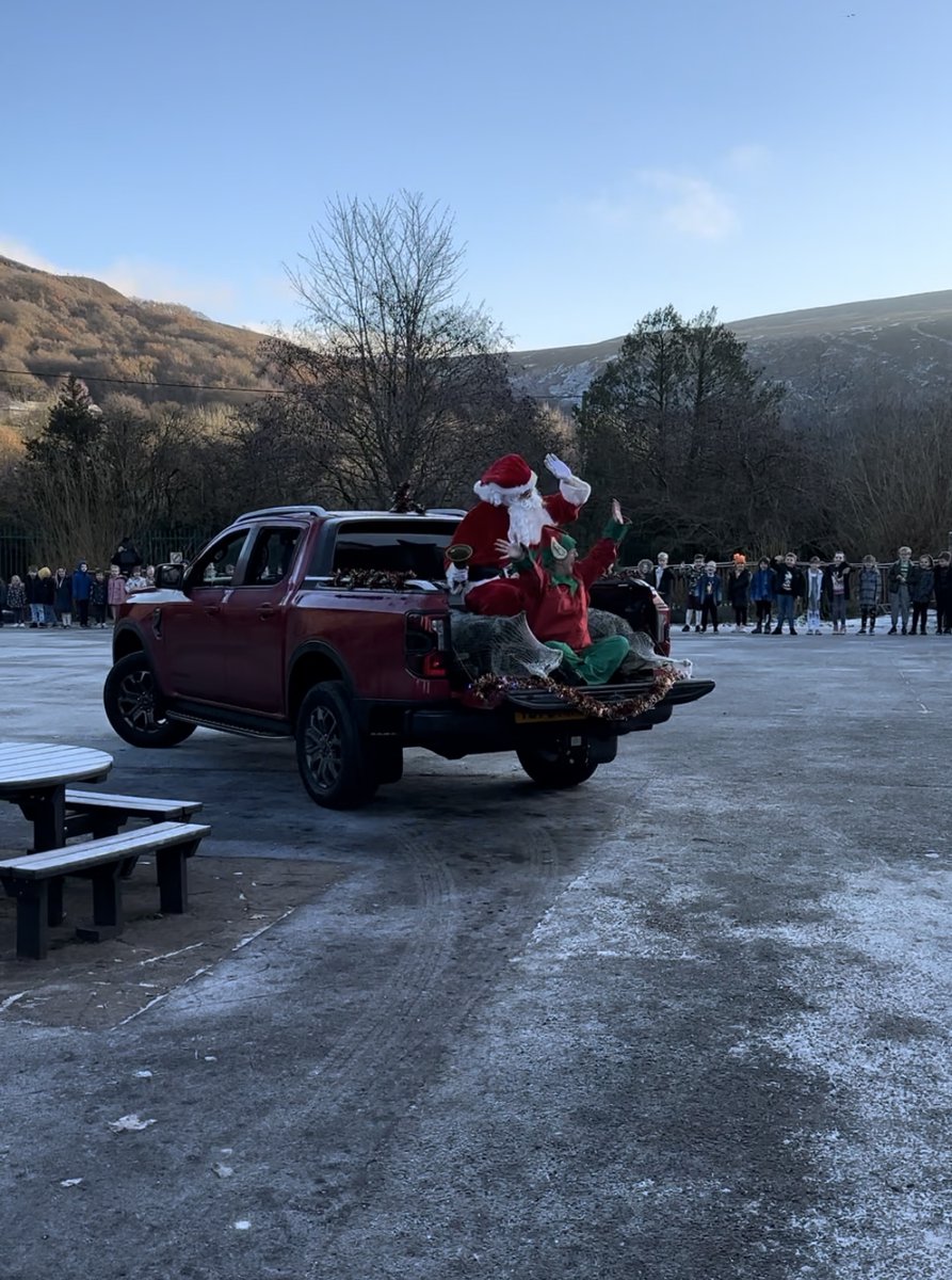 BucktonValePS's tweet image. This morning we had an amazing start to our Christmas festivities. Father Christmas has been to deliver our tree along with the help of a couple of elves! The children all greeted them on the school playground. Thank you to Steve from Intelatech for our Christmas trees ♥️🎄