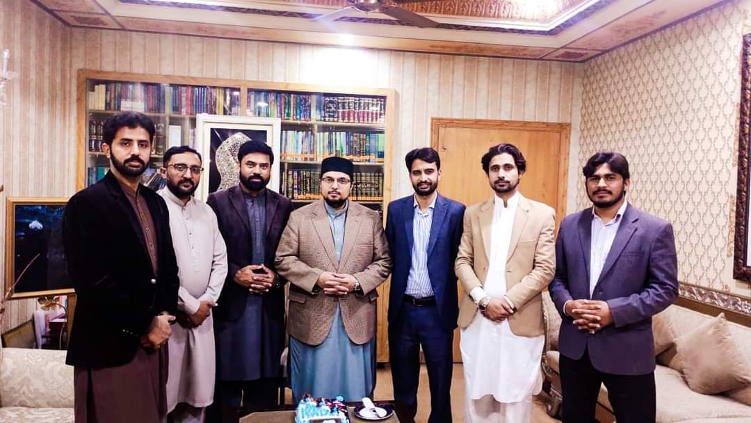 منہاج القران انٹرنیشنل کے صدر پروفیسر ڈاکٹر حسین محی الدین قادری سے منہاج یوتھ کے مرکزی ذمہ داران کی مرکزی صدر رانا وحید شہزاد کے ہمراہ ان کی رہائش گاہ پر ملاقات، اس موقع پر صدر منہاج القران انٹرنیشنل نے منہاج یوتھ لیگ کے 35ویں یومِ تاسیس کی مناسبت سے کیک بھی کاٹا، اس موقع پر