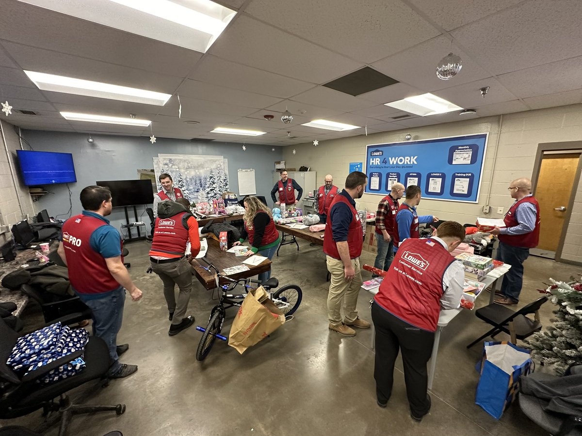 Brad DiLeo (@braddileo) on Twitter photo What an amazing team of leaders. Thanks for making Christmas special for three <a href="/curekidscancer_/">C.U.R.E. Childhood Cancer Association</a> families. <a href="/BellAnyae/">Anyae Bell</a> What an amazing team of leaders. Thanks for making Christmas special for three <a href="/curekidscancer_/">C.U.R.E. Childhood Cancer Association</a> families. <a href="/BellAnyae/">Anyae Bell</a>