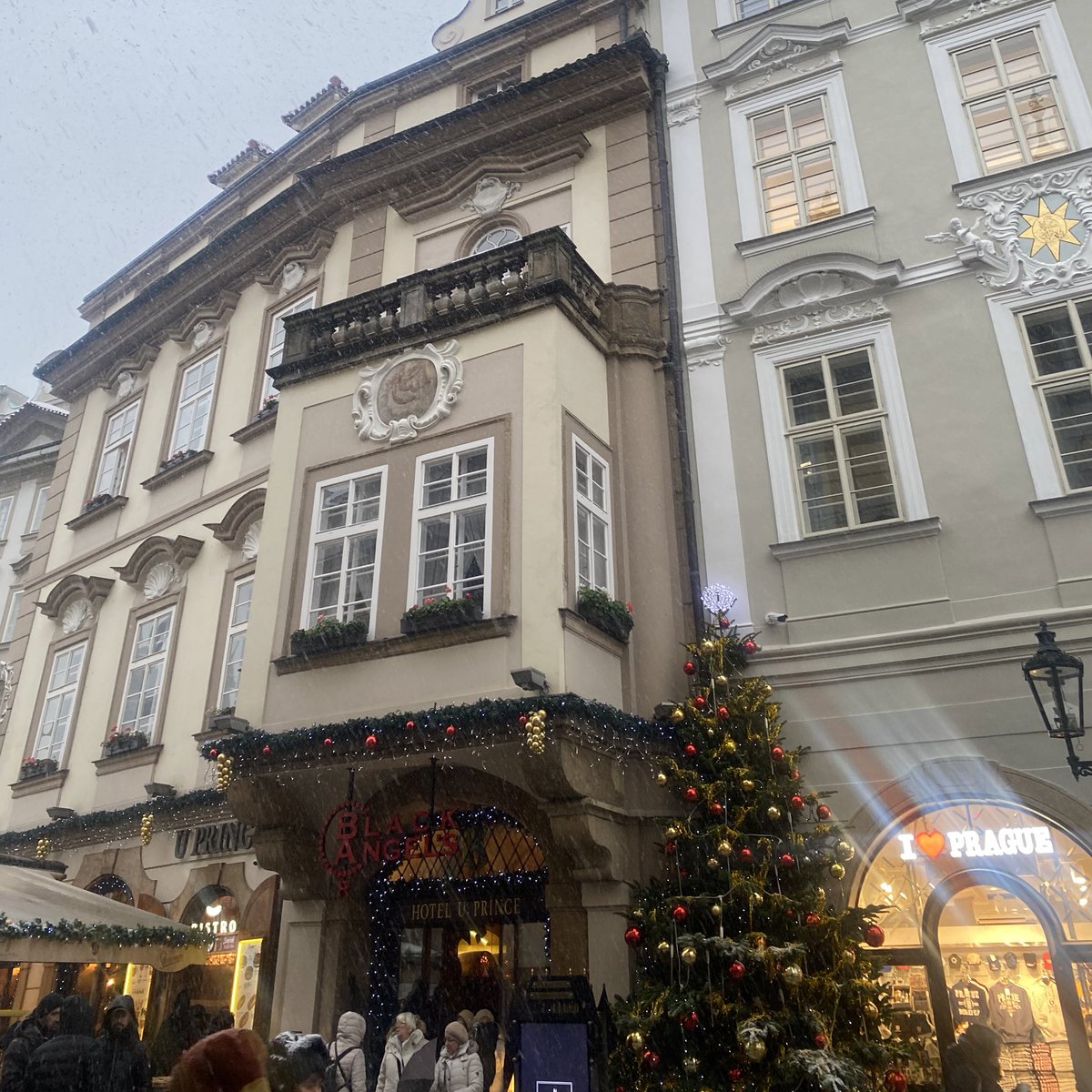 кавех предложил поехать на новогоднюю ярмарку и в итоге я остался без денег. зато он счастлив и сыт. поэтому ты тоже хорошенько покушай.