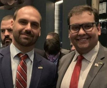 ThiagoResiste's tweet photo. URGENTE!! Acaba de ser CASSADO o deputado dos EUA bolsonarista George Santos!!

Ele é acusado de INÚMEROS CRIMES, incluindo fraude, estelionato (171), falsidade ideológica, falsificação de documentos (até do currículo), mentir sob juramento, além de ROUBO de dinheiro público pra assinar sites pornô e colocar botox.

GRANDE DIA!! SEXTOOOOOU!!!