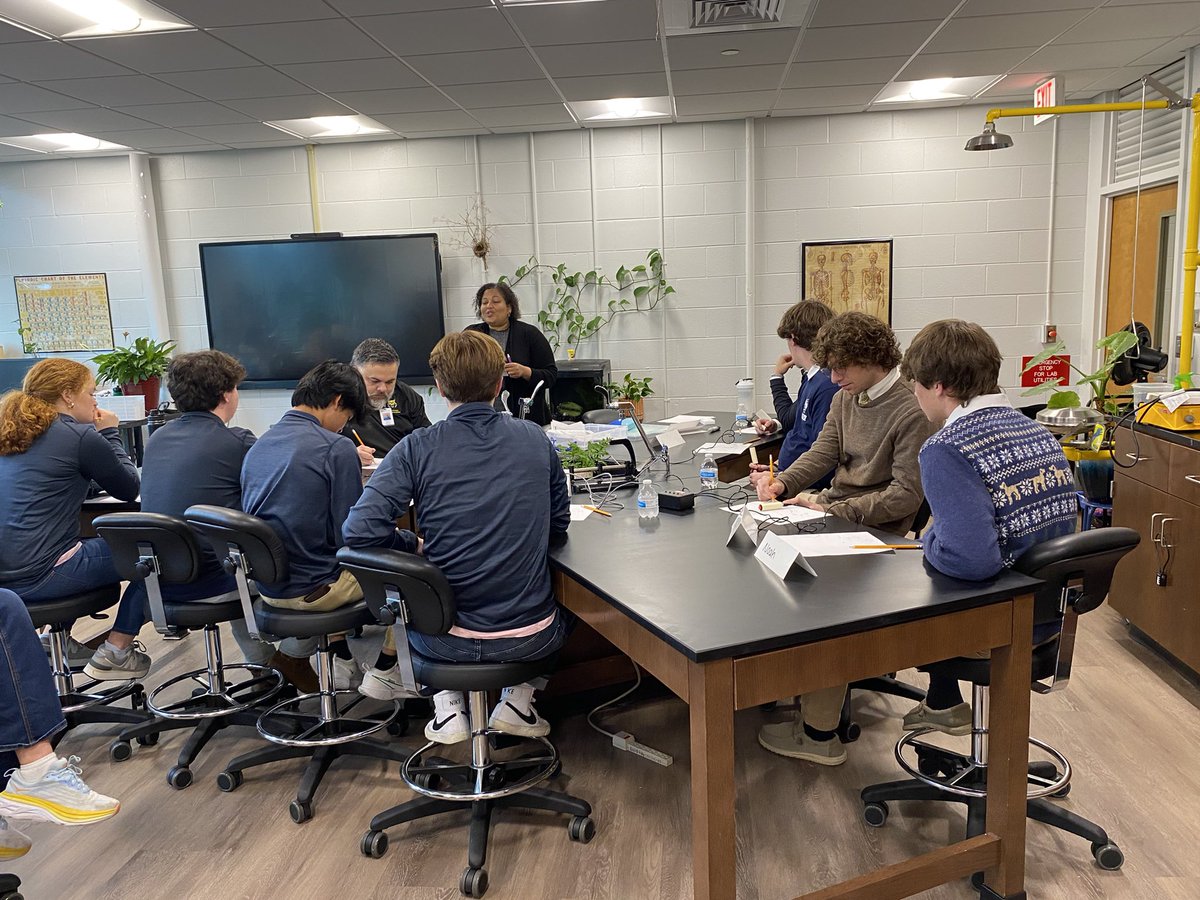 hsytchr's tweet photo. @MobilePublicSch Scholars Bowl Tournament Round 4 hosted by @BishopState Pictured: Barton Academy vs Baker JV and Cottage Hill vs Baker V. https://t.co/gKCFyptUSj
