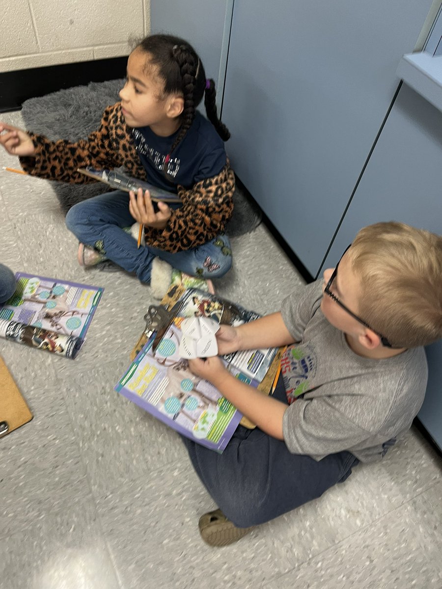 teachworrell's tweet photo. Oh, what fun with an Infographic, a Coodie-Catcher and a partner! #jobears #macs https://t.co/yvipa3BZUA