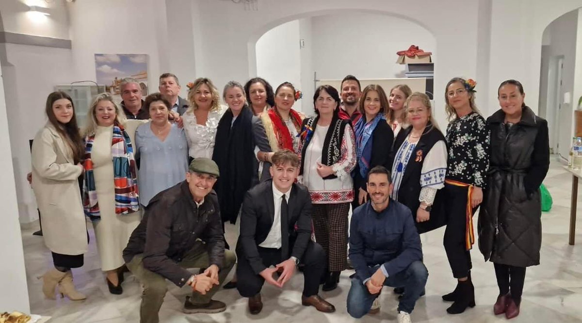 psoemoguer's tweet photo. 🇷🇴 Ayer, el alcalde socialista de Moguer, Gustavo Cuéllar, y su equipo de gobierno asistieron a la celebración del día de Rumania en el Teatro Felipe Godínez, donde disfrutaron de las actuaciones de música, danza y teatro. https://t.co/XEnBKTcvLA
