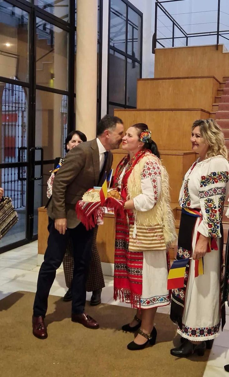 psoemoguer's tweet photo. 🇷🇴 Ayer, el alcalde socialista de Moguer, Gustavo Cuéllar, y su equipo de gobierno asistieron a la celebración del día de Rumania en el Teatro Felipe Godínez, donde disfrutaron de las actuaciones de música, danza y teatro. https://t.co/XEnBKTcvLA