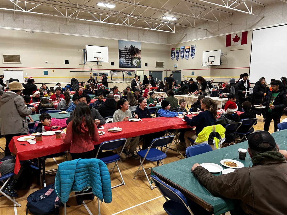 HollySchool's tweet photo. Thank you families for coming out to this year's Holly Pancake breakfast! Thank you to all our volunteers! #PACpancakebreakfast #santaphotos #communitywithheart๐๐ @deltasd37 https://t.co/IvkqXetjUI