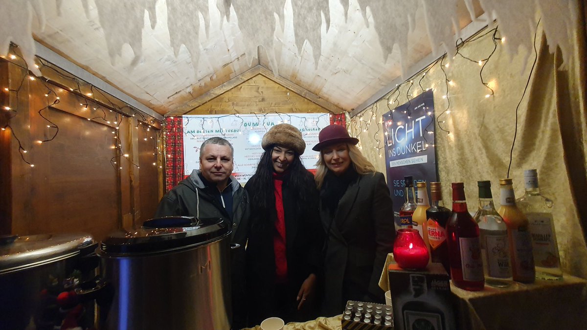 Liebe Grüße vom Weihnachtsmarkt  bei Schloss Neugebäude mit @ElisabethVogel1 @KaMoSteiner #martinlang #wienheute #wiendrin