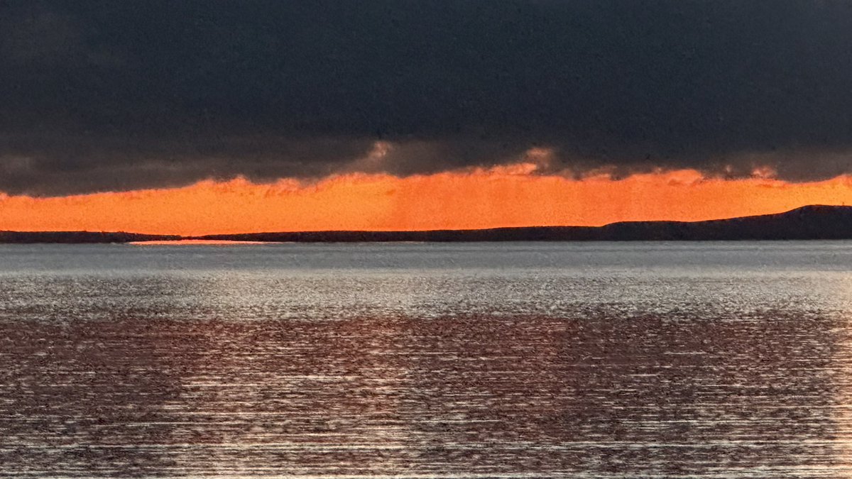 OrkneyUncovered's tweet image. Fire in the sky over Scapa Flow. #sunset #1stDecember2023 #scapaflow