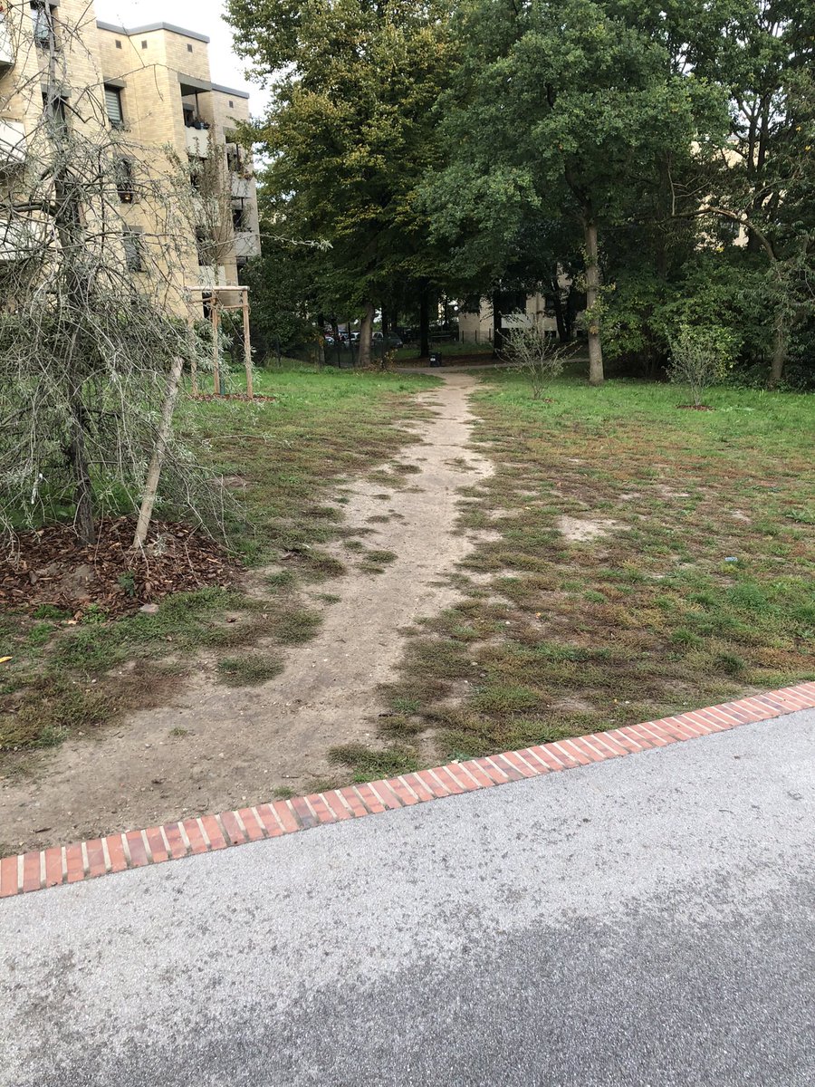 desirepath_look's tweet photo. Hamburg St. Pauli https://t.co/iSXXXHxRRs