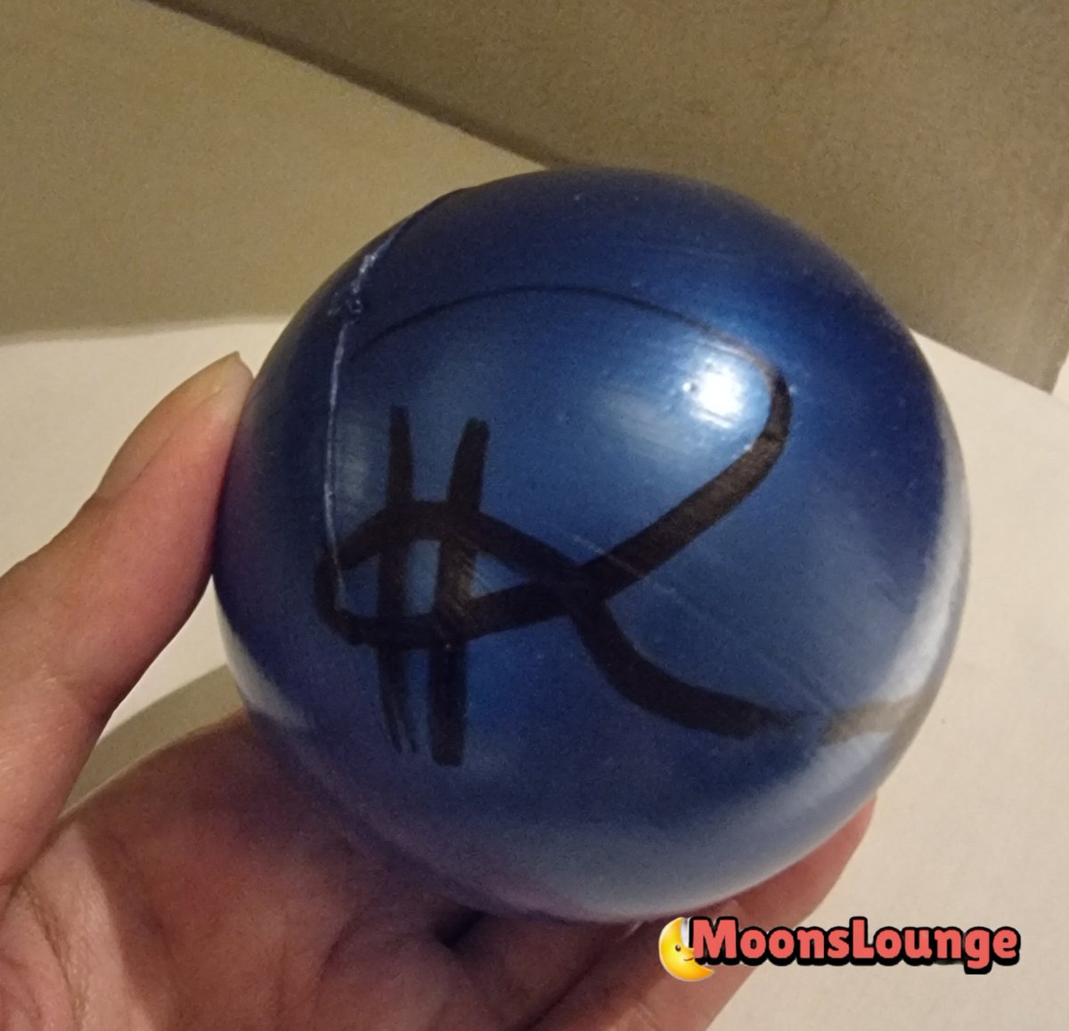 _MoonsLounge's tweet photo. 231201 - Ryeowook's amazed with the hand banner prepared by the promoter itself (it belongs to Rossa,too) with #Ryeossa and he wanted it,and an audience gave it to him since he wanted to bring it home.
And the signed blue ball by Rossa that I got from Ryeowook's throw 😄 https://t.co/iA8GpGh1np