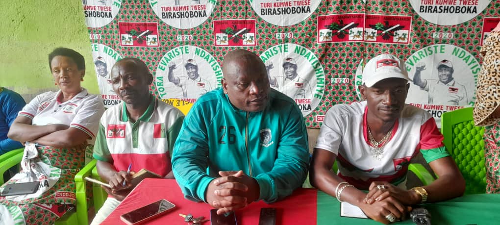 MakambaCNDDFDD's tweet photo. #Burundi : Inyuma yokugender ama karitiy ya RUKANKO,MUYOGO naRUGARAMA,uyu musi biro y’umugambw @CnddFdd Zone MAKAMBA bagendeye Karitiy SWAHILI,babahamagariy gukomez amanamashingiro no kwijukira korora ibitungw bitobito.Bari batew iteka nabamw mubagiz biro ya @CnddFdd muri commune https://t.co/AzlUQJqtek