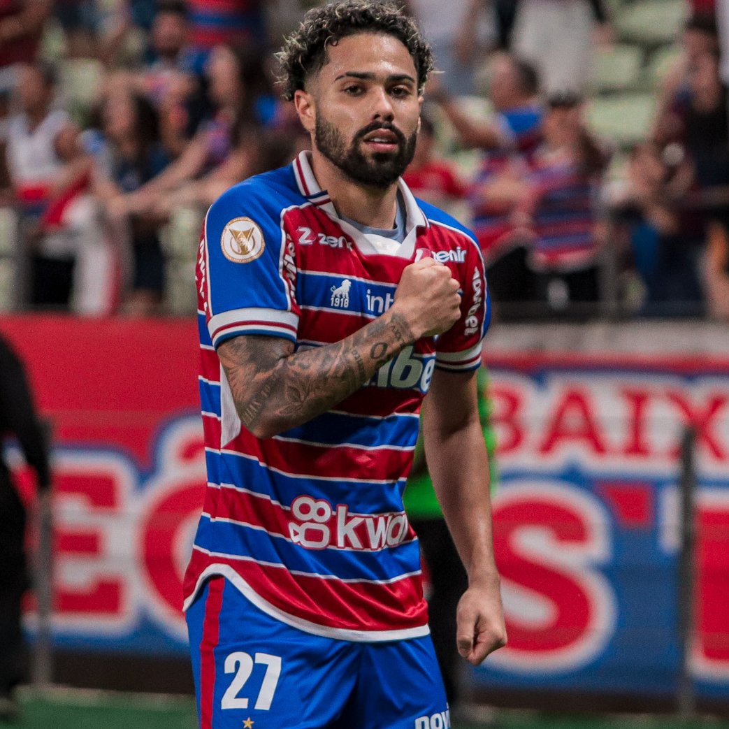 SofascoreBR's tweet image. Calebe nos últimos 3 jogos pelo @FortalezaEC:

⚽️2 gols (!)
🅰️3 assistências (!)
⏰44 mins p/ participar de gol (!)
👟7 chutes (6 no gol!)
🔑7 passes decisivos (!)
💨9/11 dribles certos (!)
💯Nota Sofascore 8.37

🔎 Líder do @Brasileirao em participações em gols no periodo! 💎🔥