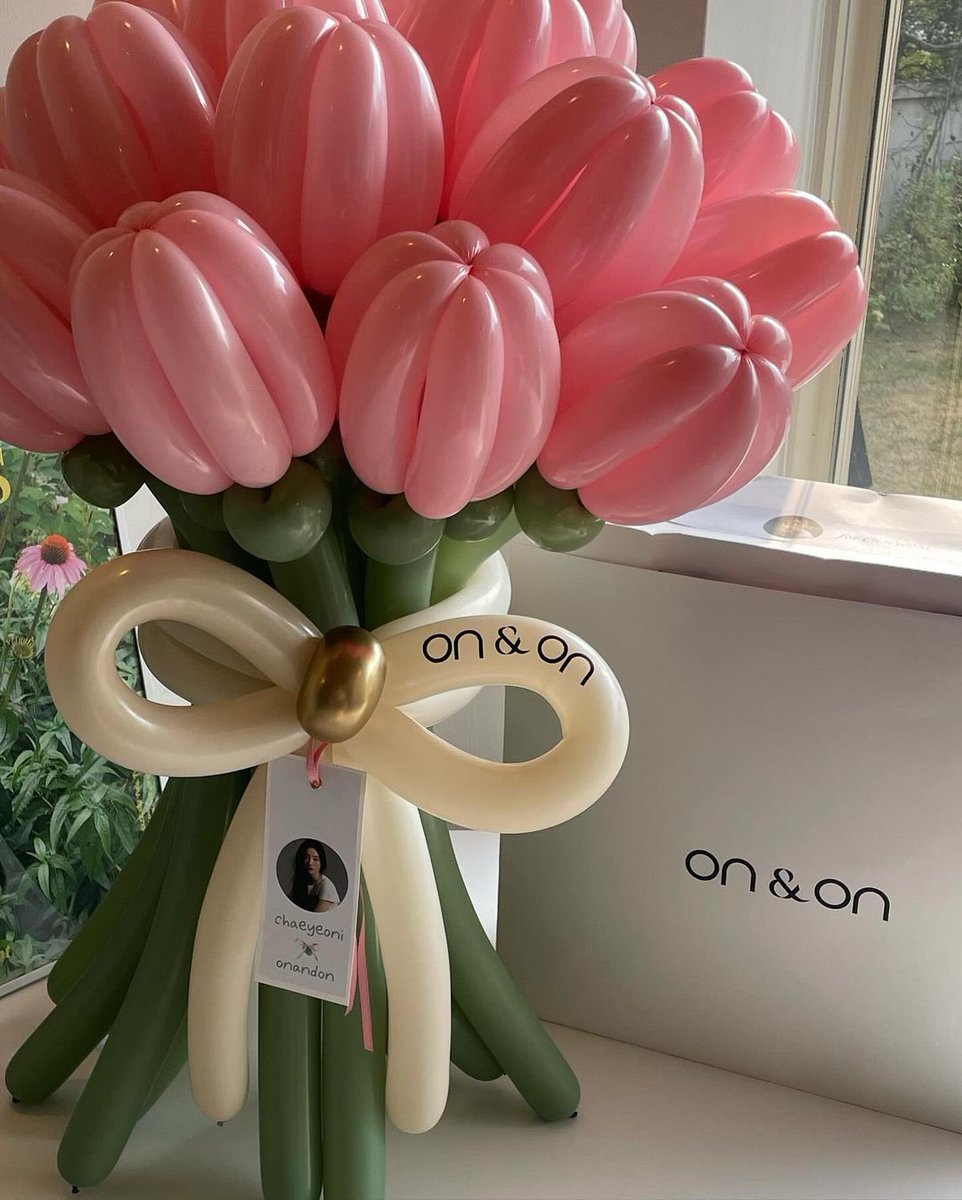 chaedni's tweet photo. heart explodes with so much love! look at how adorable and cute is the balloon with a pink theme, tulips have landed safely in the garden of beauty. 🌷🩷 이 기회에 대해 행복하고 감사하게 생각합니다. ૮₍ ๑ • ᵜ ก ๑ ₎ა https://t.co/UJUG9jL6Z7