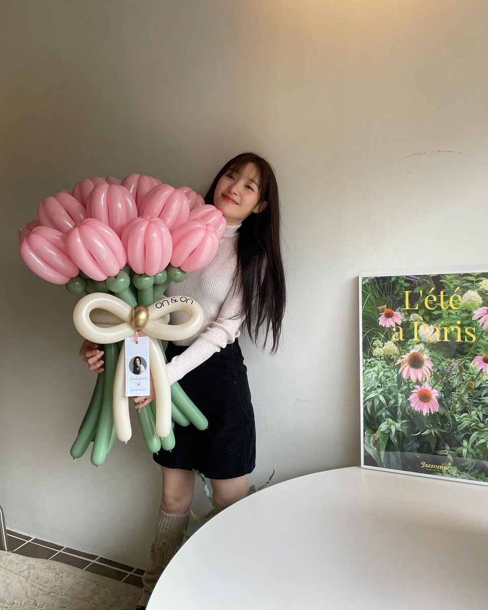 chaedni's tweet photo. heart explodes with so much love! look at how adorable and cute is the balloon with a pink theme, tulips have landed safely in the garden of beauty. 🌷🩷 이 기회에 대해 행복하고 감사하게 생각합니다. ૮₍ ๑ • ᵜ ก ๑ ₎ა https://t.co/UJUG9jL6Z7