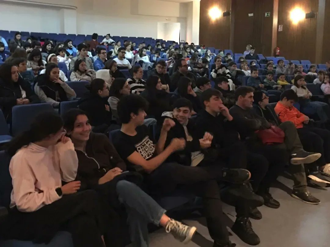 A xira para centros de ensino rematou hoxe en Ponteareas. Vila de referencia para o pioneiro do cinema en Galicia. Digno colofón para a homenaxe a José Gil, despois de 30 semanas percorrendo a provincia de Pontevedra nos mesmos lugares nos que viviu, amou, fotografou ou filmou.