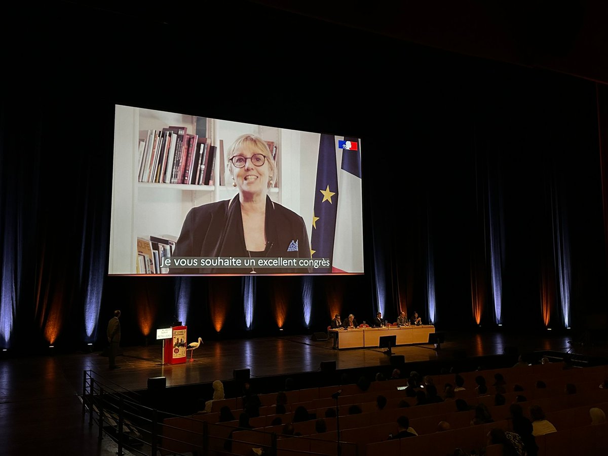 En direct du congrès du #CNGE2023, madame @sretailleau annonce l'ouverture de 200 postes de médecins généralistes enseignants chercheurs sur 5 ans et un appui administratif dans les facultés.
