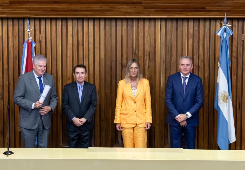 Dip_Gutierrez's tweet photo. ¡Hoy recibí mi Diploma como Diputado Nacional! 

Con el compromiso de siempre trabajaré en pos de los intereses de los argentinos, pero en especial de los cordobeses que son quienes me apoyaron. 
Agradezco de corazón a todos los compañeros que confiaron en mi.

¡Muchas Gracias! https://t.co/dXX46BZ1LI