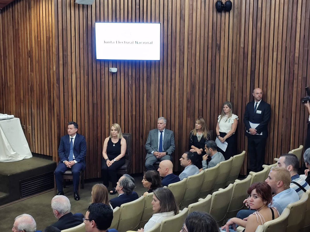 Dip_Gutierrez's tweet photo. ¡Hoy recibí mi Diploma como Diputado Nacional! 

Con el compromiso de siempre trabajaré en pos de los intereses de los argentinos, pero en especial de los cordobeses que son quienes me apoyaron. 
Agradezco de corazón a todos los compañeros que confiaron en mi.

¡Muchas Gracias! https://t.co/dXX46BZ1LI