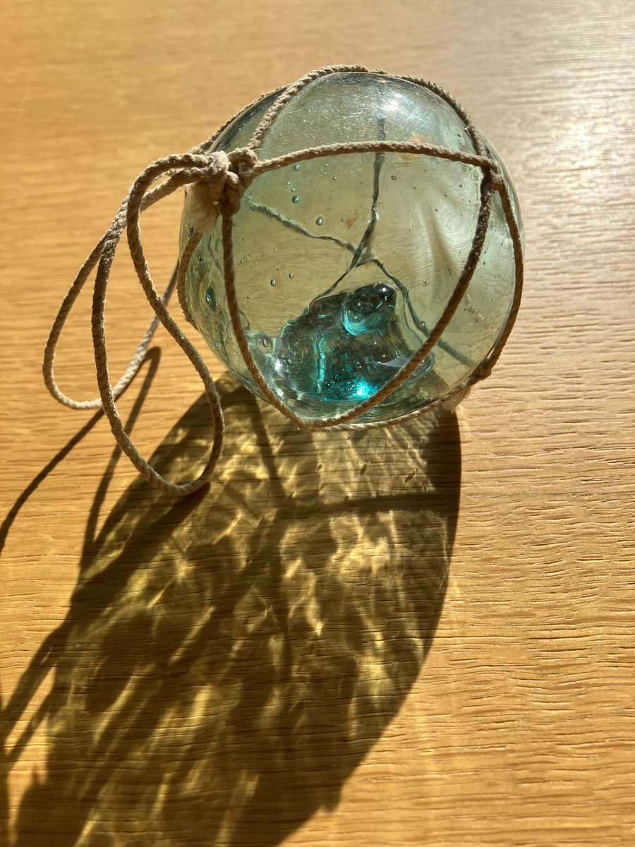 chocola_glass's tweet photo. 北海道で購入した浮き玉。
お店の人によると、網も含めて約100年前のものだそうです！
歴史を感じますね。 https://t.co/Y8LaPQMjGa