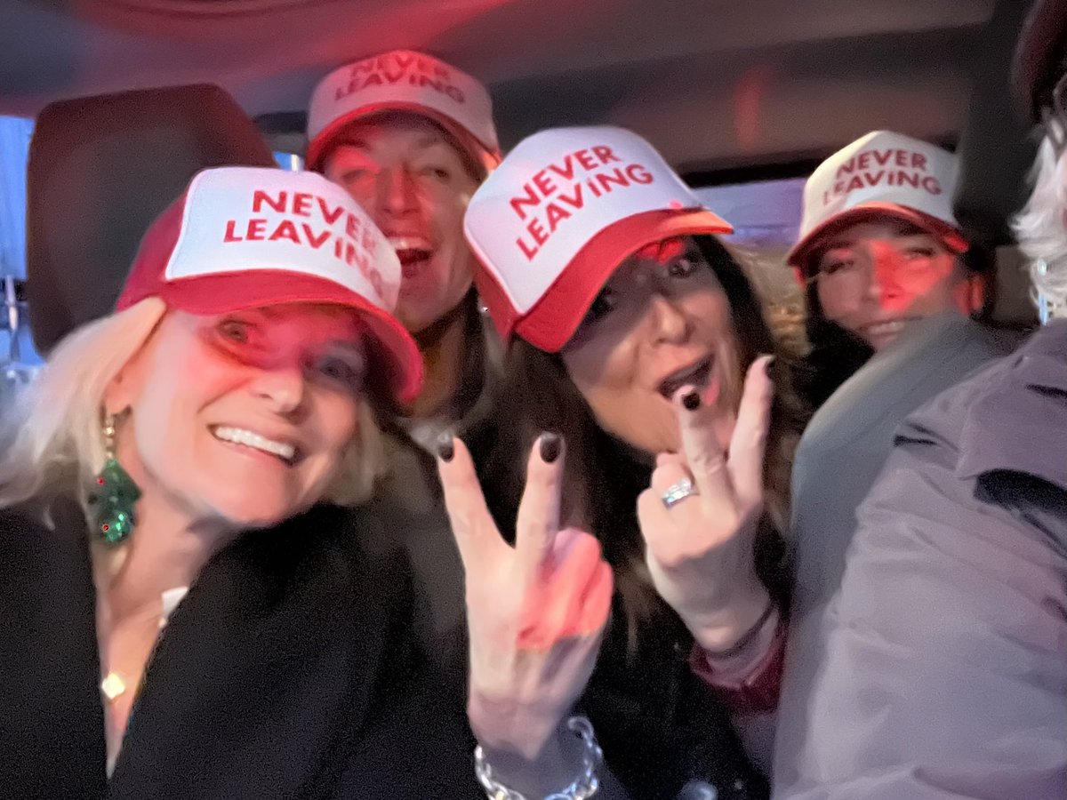 ack_uber's tweet image. Gina &amp;amp; Crew vow to #NeverLeave #Nantucket. Fine by me. #ACK #Stroll