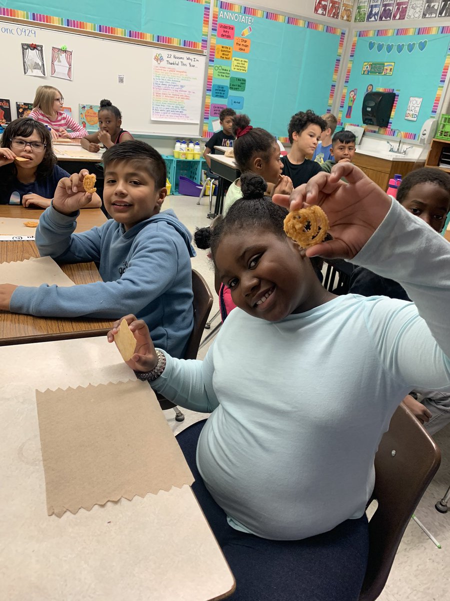 MsHooverBRE's tweet photo. Today we tried some Indian snacks -poppadoms, chakri and Parle-G biscuits. 🇮🇳 #WeBelieveinBRE https://t.co/xWBfZRmwOl