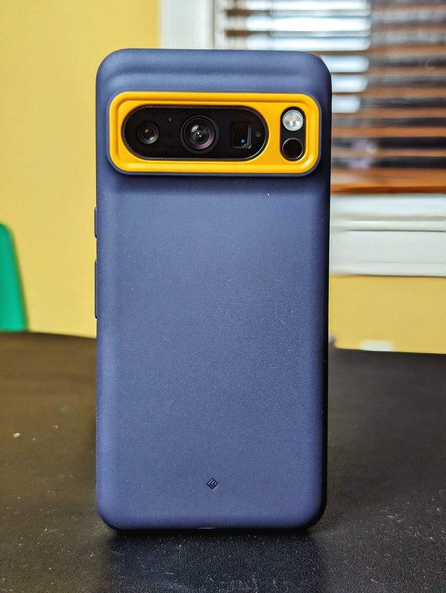 Lenny_Bons's tweet photo. I love the @caseology #nanopop case for my #pixel8pro That 2 tone color and the textured sides for a better grip just feels good in the hand. #teampixel https://t.co/5BKf44eNXx