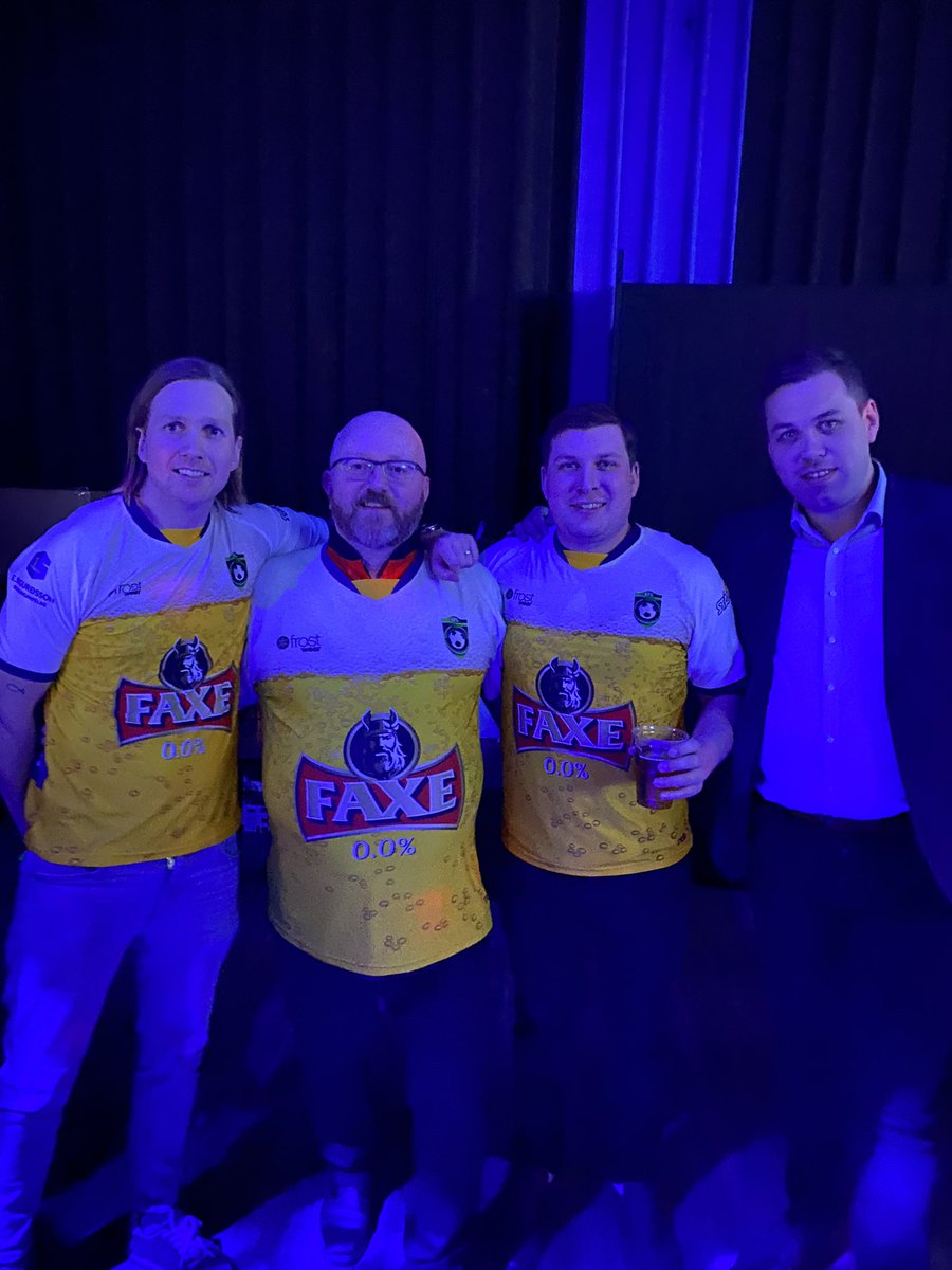 Okkar allri besti Halli Egils er að keppa í úrslitum úrvalsdeildarinnu í pílunni!  Í beinni á stöð2 sport. Við reppum Faxe 0.0% stoltir 🍻 #peelan