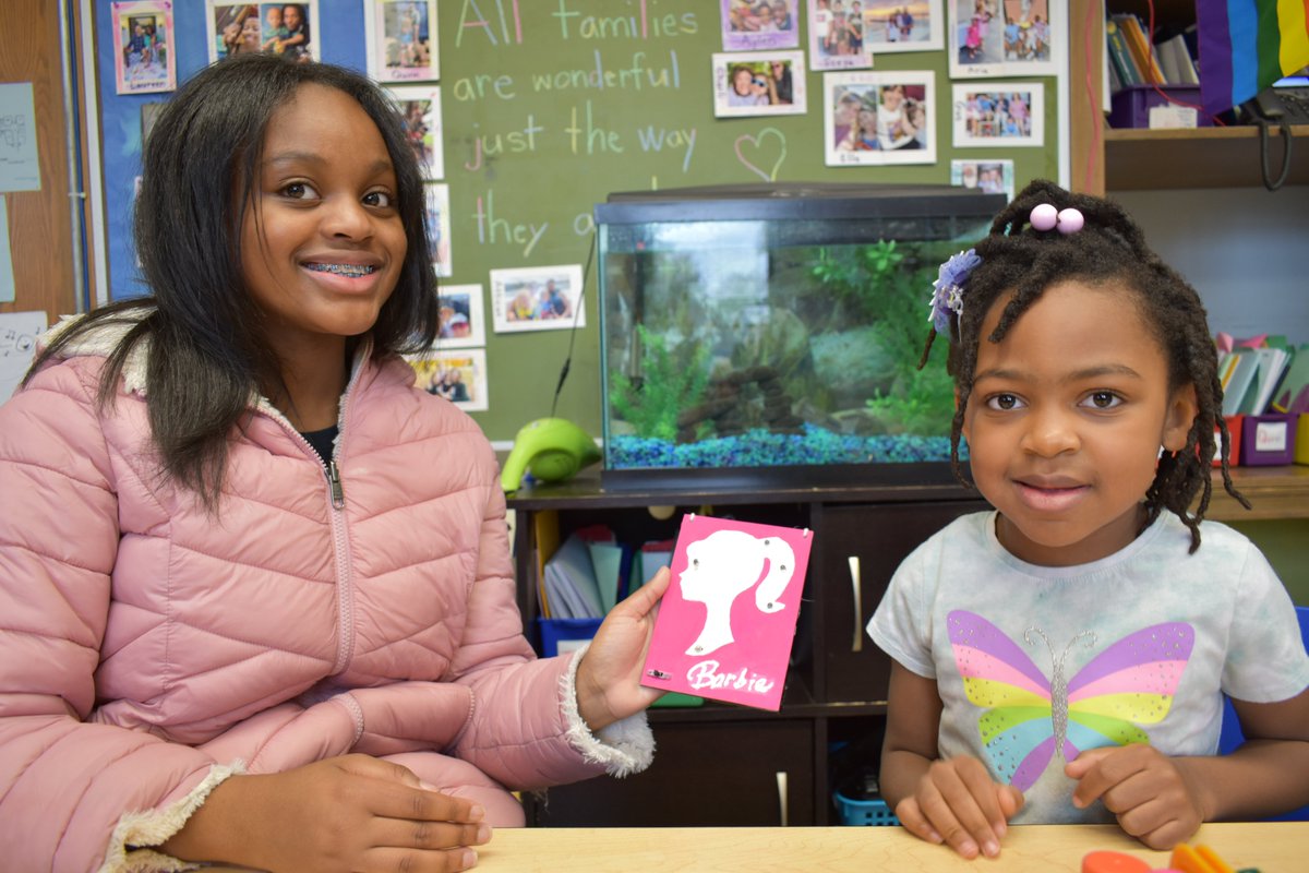 OakPark97's tweet photo. The season of giving is in full swing in District 97! Last month, Julian seventh-graders from Adrienne Court’s design class traveled to Irving Elementary School to give 19 custom-made night-lights to kindergartners in Joel Blecha’s class. 🎁💚 https://t.co/SBYdxx7w44