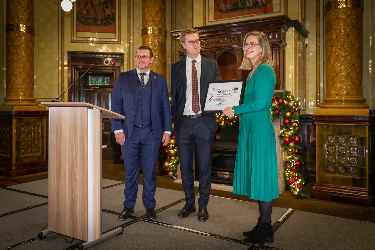 FundacjaNZB's tweet photo. @PremierRP @KPRM_CIR @OfKawczynski @britishpoles @HouseofCommons @YuriyLysenko_ @FrancisDearnley @Telegraph @KacperKita @PawelLPawlowski @georgephilipb z @britishpoles nie tylko przedstawił temat wystawy i kolejnych mówców, ale także brał udział we wręczeniu Alicji Donimirskiej, Prezes Zjednoczenia Polskiego w Wielkiej Brytanii, dyplomu za działania mające na celu wsparcie Ukrainy w obliczu inwazji rosyjskiej. https://t.co/JWdo8ZZunA