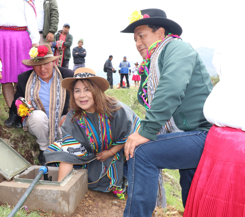 midagriperu's tweet photo. #Cusco | ¡Nuevo sistema de riego en beneficio de 280 productores! En el marco de las acciones del Gobierno para fortalecer el agro, la ministra Jennifer Contreras inauguró proyecto "Mejoramiento del Servicio de Agua para Riego Tecnificado" en la localidad de Kuka, #Accha. https://t.co/f26pMC04ji