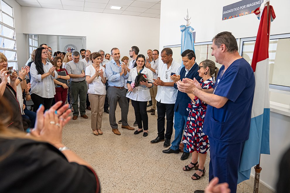 Hospital Tránsito Cáceres: se renovó el sector de diagnóstico por imágenes 🏥

La ministra de Salud, <a href="/BarbasGabriela/">Gabriela Barbás</a>, supervisó también las mejoras en la central de esterilización.  Con estos avances, se amplía la capacidad de respuesta del centro 🙌🏽

bitly.ws/347m2 📲
